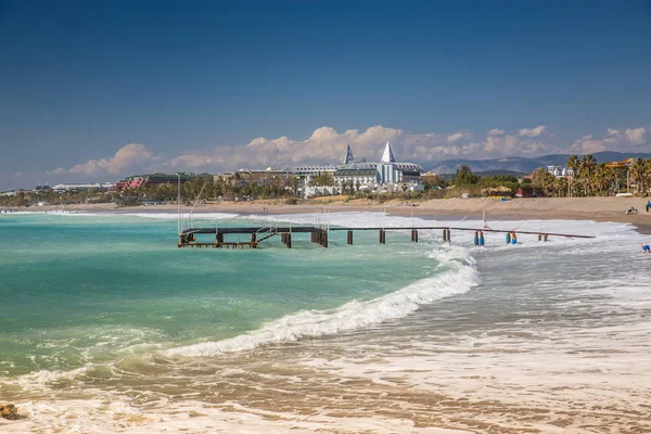 Antalya, Türkei - 14. März 2019: Küstenlinie vor Hotels — Stockfoto