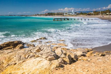 Antalya, Türkiye - 14 Mart 2019: Oteller hattının önündeki sahil şeridi