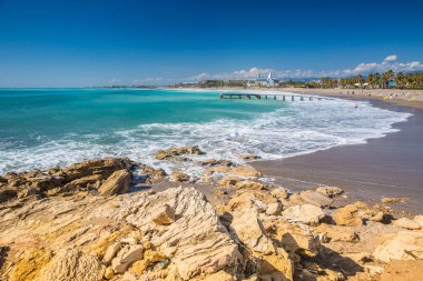 Antalya, Türkiye - 14 Mart 2019: Oteller hattının önündeki sahil şeridi