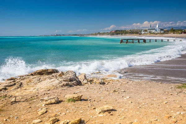 Mediterrán tengerpart nyáron-viharos — Stock Fotó