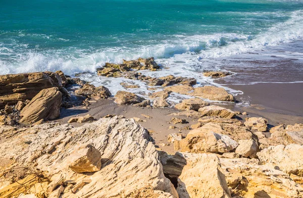 Узбережжя Середземного моря влітку-бурхлива — стокове фото