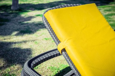 Sarı güneş uzanır çimlere