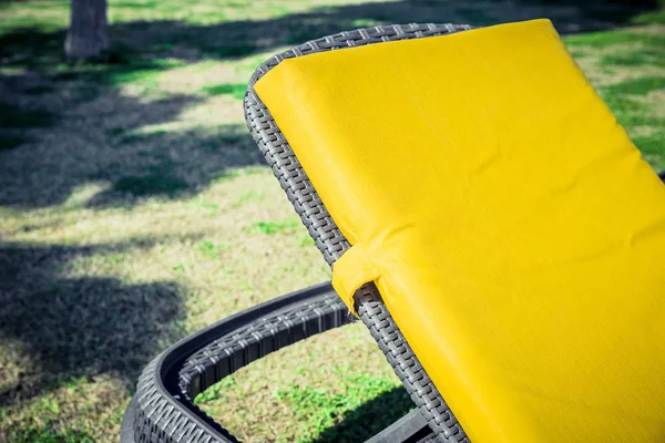 Gele ligstoelen op het gazon — Stockfoto