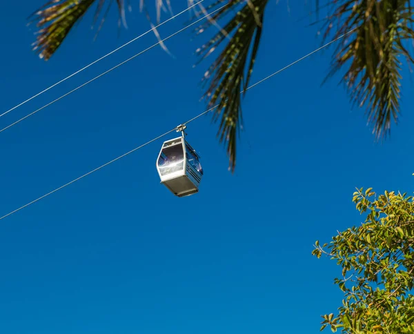 Upphängnings kabel bil på sommaren — Stockfoto