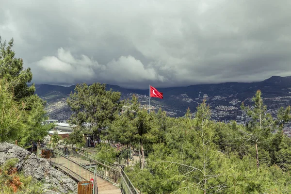 Flaga Turcji na tle gór — Zdjęcie stockowe