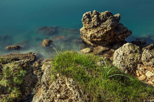 Pedras na costa do mar Mediterrâneo — Fotografia de Stock