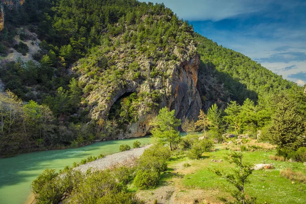 Snelle berg rivier in de lente — Stockfoto