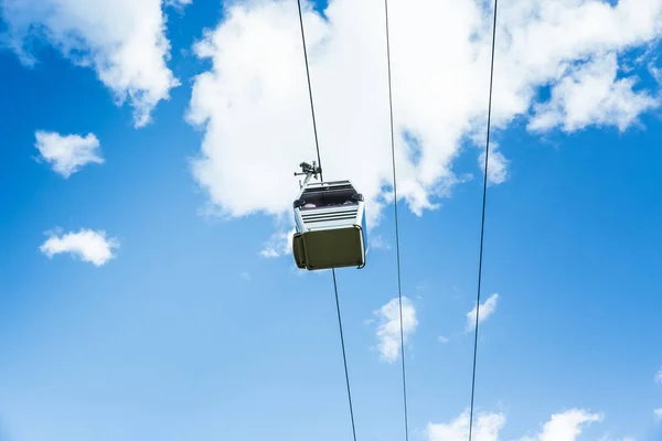 Suspensão Cable Car contra o céu — Fotografia de Stock