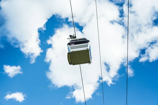 Sospensione Funivia contro il cielo — Foto Stock