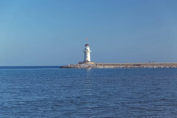 Alanya, Turkije-maart 16 2019: vuurtoren in de haven — Stockfoto