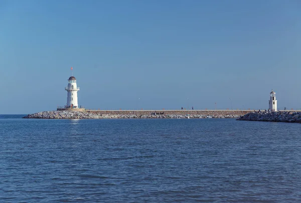Alanya, Türkiye - 16 Mart 2019: Limanda deniz feneri — Stok fotoğraf