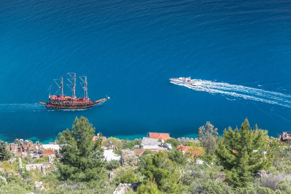 Alanya, TURCHIA - 16 Marzo 2019: Navi turistiche — Foto Stock