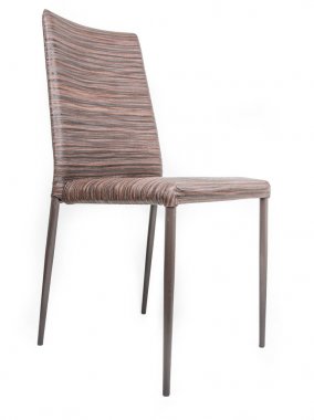 beyaz izole kahverengi sandalye