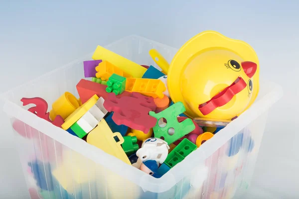 Recipiente de plástico com brinquedos para crianças — Fotografia de Stock