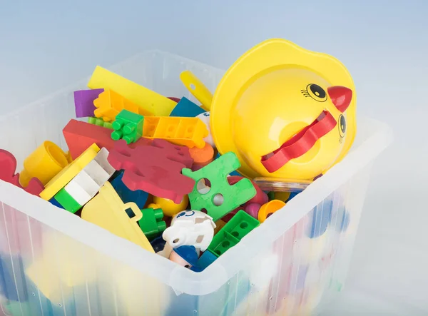Plastikowy pojemnik z zabawkami dla dzieci — Zdjęcie stockowe