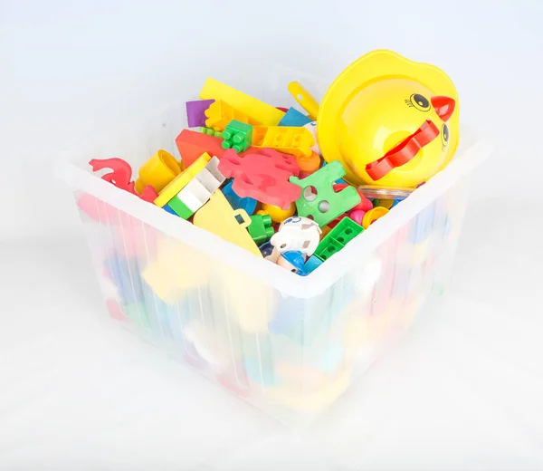 Plastbehållare med leksaker för barn — Stockfoto