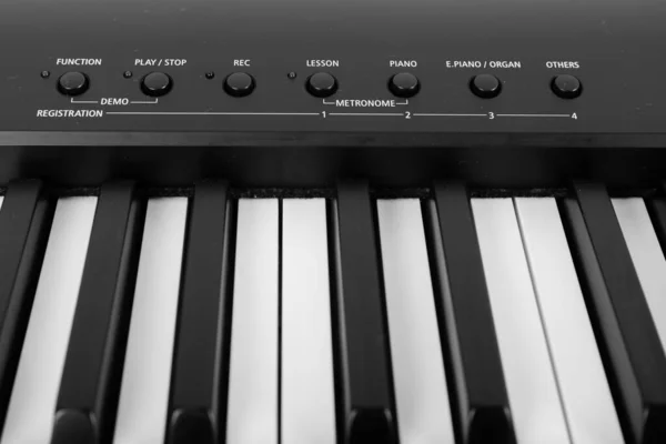 Moderno pianoforte digitale in bianco e nero — Foto Stock