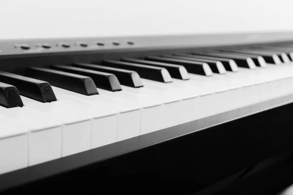 Piano digital moderno en blanco y negro —  Fotos de Stock