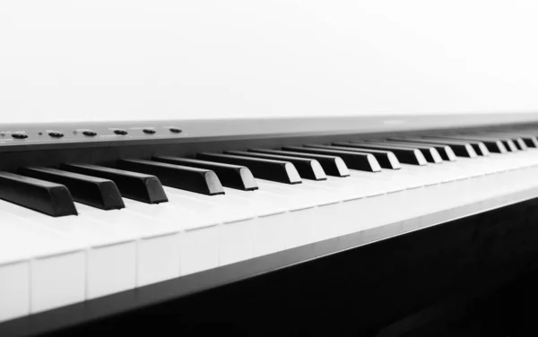 现代黑白数码钢琴 — 图库照片