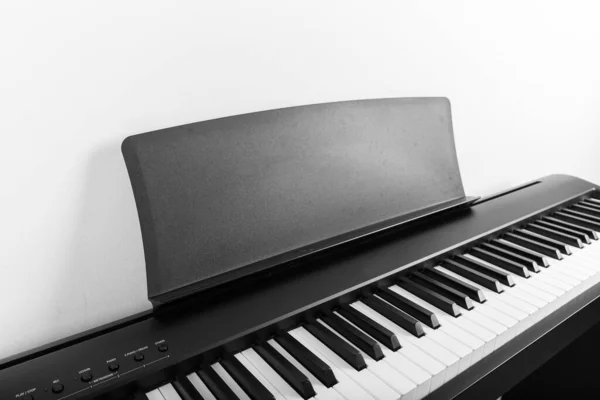 Nowoczesne pianino cyfrowe Black and White — Zdjęcie stockowe