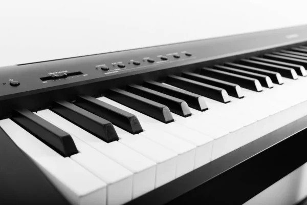 Modern fekete-fehér digitális zongora — Stock Fotó