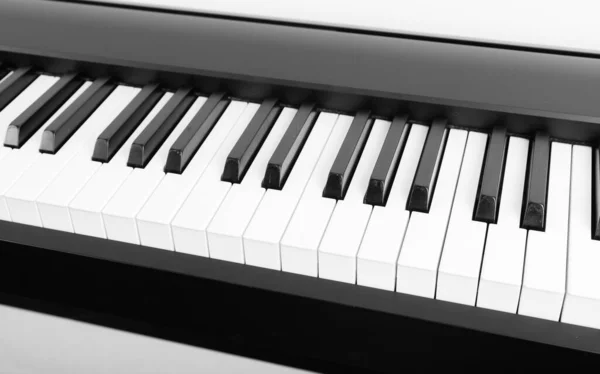 Moderni musta ja valkoinen digitaalinen piano — kuvapankkivalokuva