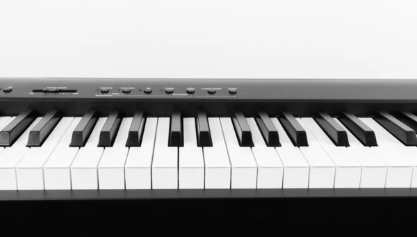 Сучасне чорне і біле піаніно — стокове фото