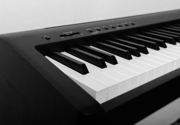 Nowoczesne pianino cyfrowe Black and White — Zdjęcie stockowe