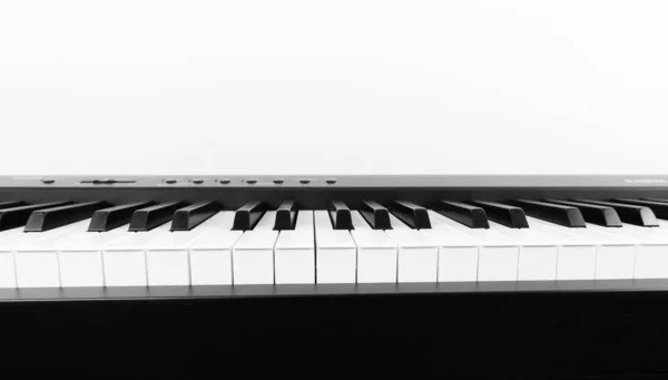 Moderní černé a bílé digitální piano — Stock fotografie