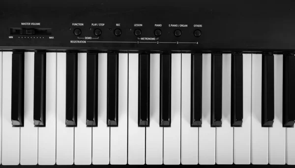 Piano digital moderno en blanco y negro — Foto de Stock