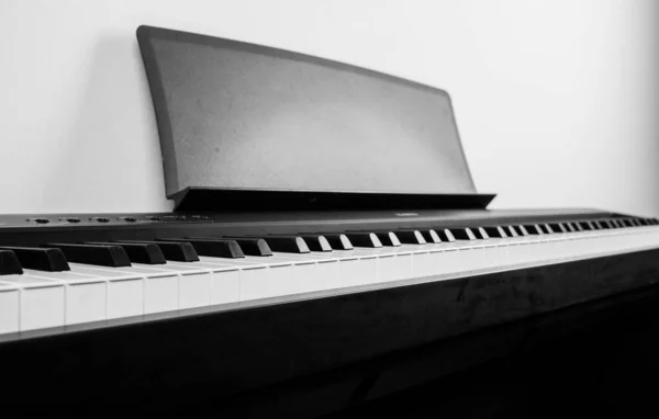 現代のブラック&ホワイト・デジタルピアノ — ストック写真