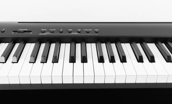 Modernt svart och vitt digitalt piano — Stockfoto