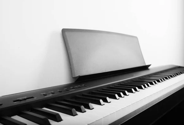 현대 블랙과 화이트 디지털 피아노 — 스톡 사진
