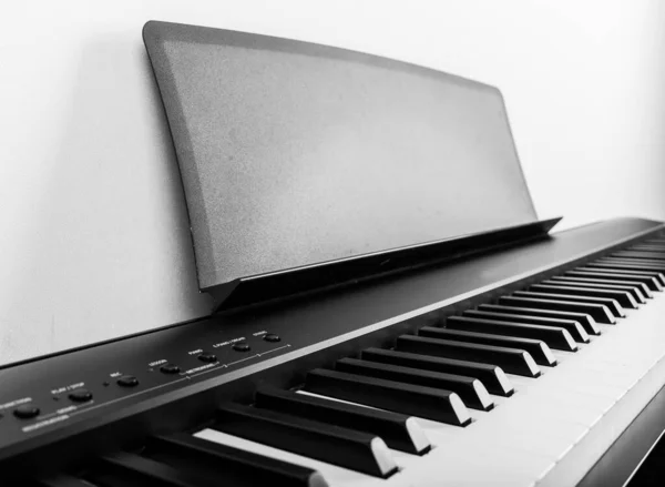 Moderní černé a bílé digitální piano — Stock fotografie