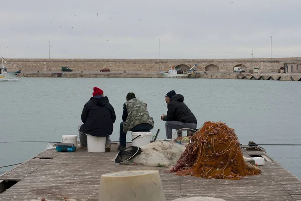 三渔民坐在 Molfetta 的海港 南意大利网之间 — 图库照片