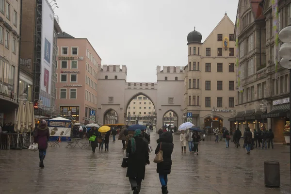 München Tyskland Mars 2013 Fotgängare Kraftiga Regn Gatan Bayerska Huvudstaden — Stockfoto