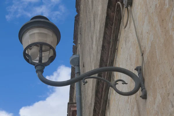 Уличное Освещение Стене Древнего Здания Южная Италия — стоковое фото