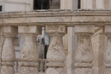 Güney İtalya'da terk edilmiş binanın eski Tırabzan ayakları