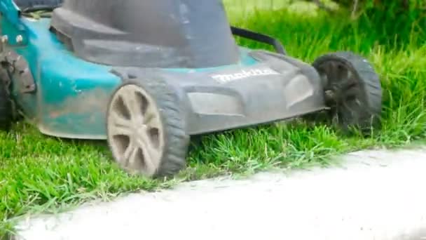 2018年5月27日, 俄罗斯阿斯特拉汗: makita 品牌 Lawnmower 在工作 — 图库视频影像