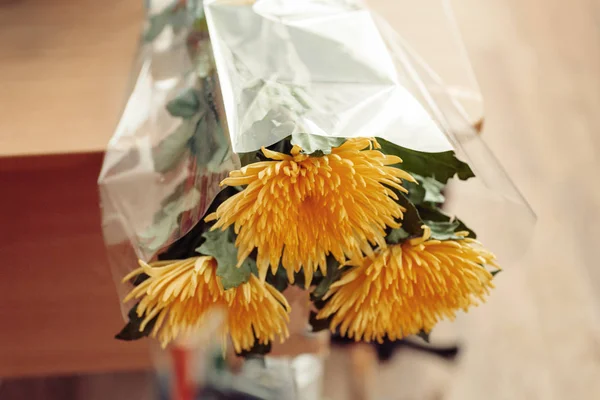Букет свіжих квітів на столі зверху — стокове фото