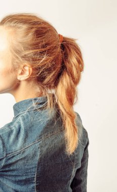 Midilli kuyruk Hirdressing. Sarışın kadın ile uzun saçları boyalı güzel orta yaş portresi. Yan görünümü studio.