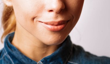 Sevimli kadın gülümseme diş olmadan.