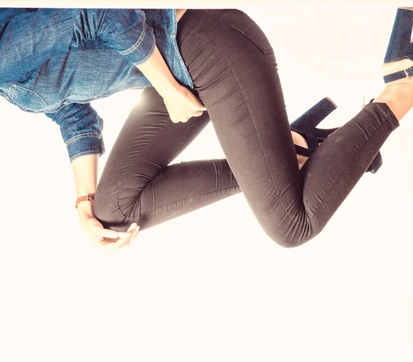 Piernas de mujer en jeans levitando en el aire — Foto de Stock