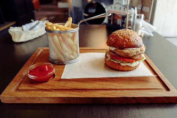 Sabrosa hamburguesa a la parrilla y patatas fritas —  Fotos de Stock