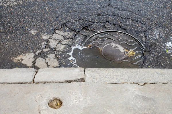 Mangat drain dekking op straten van Moskow, Rusland. — Stockfoto