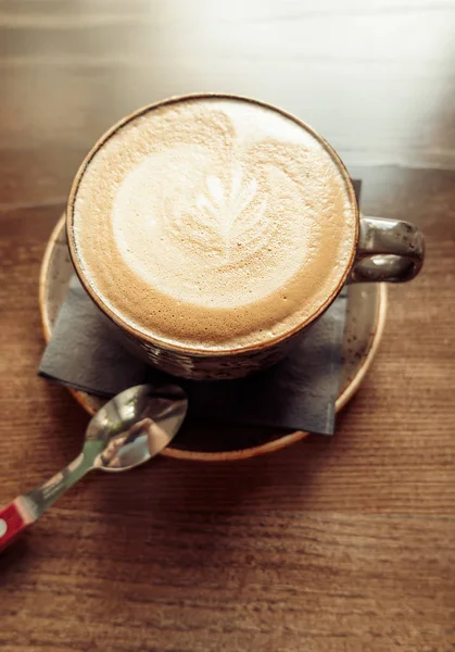 Φλυτζάνι του cappuccino καφέ στο τραπέζι σε καφενείο — Φωτογραφία Αρχείου