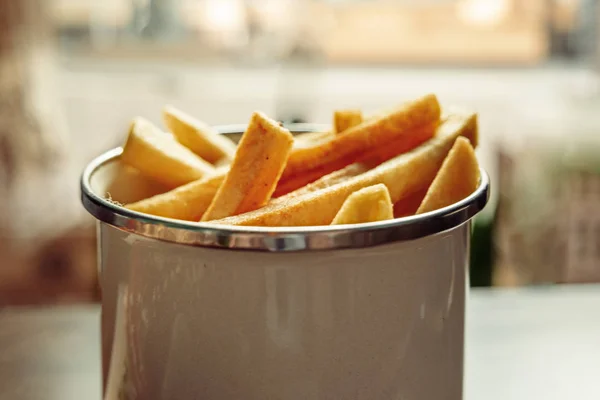 Frites dans le panier servi dans le café de dessus vue . — Photo