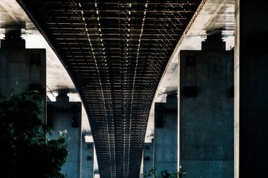 Astrahan Rusya Volga Nehri üzerinde köprü altında alt yapısı