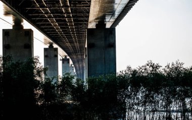 Alt görünümü yapısı Volga-Nehri ile boşaltmak Astrahan Rusya'da üzerinde köprü altında