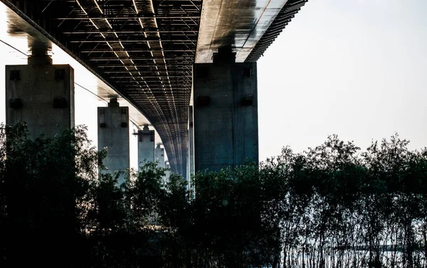 Alt görünümü yapısı Volga-Nehri ile boşaltmak Astrahan Rusya'da üzerinde köprü altında